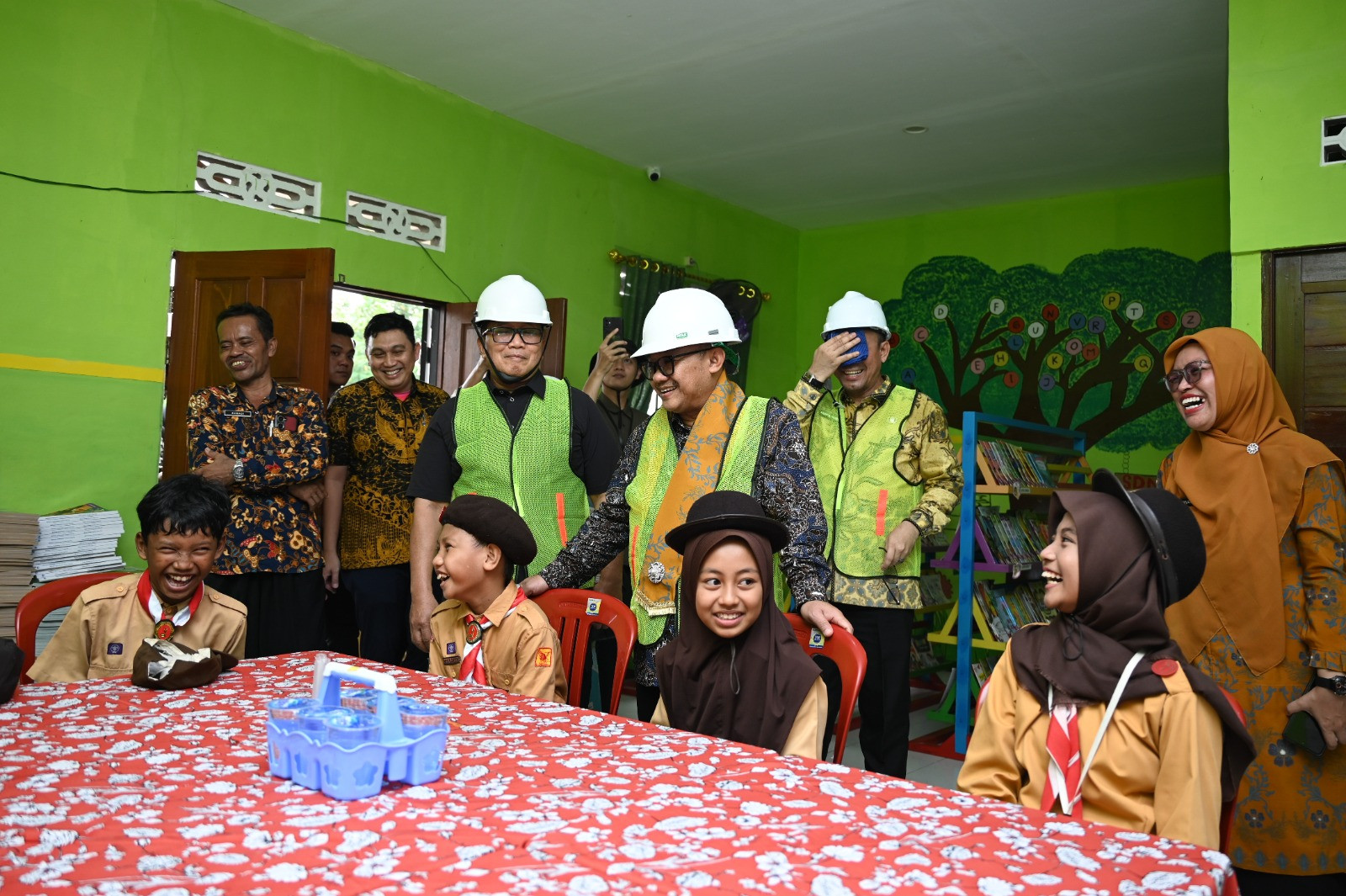 Mendikdasmen Tinjau Revitalisasi Sekolah di Kalimantan Barat