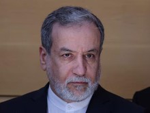 Negosiasi Nyaris Sepakat, Menlu Iran Tanggapi Ancaman Trump Terhadap Selat Hormuz