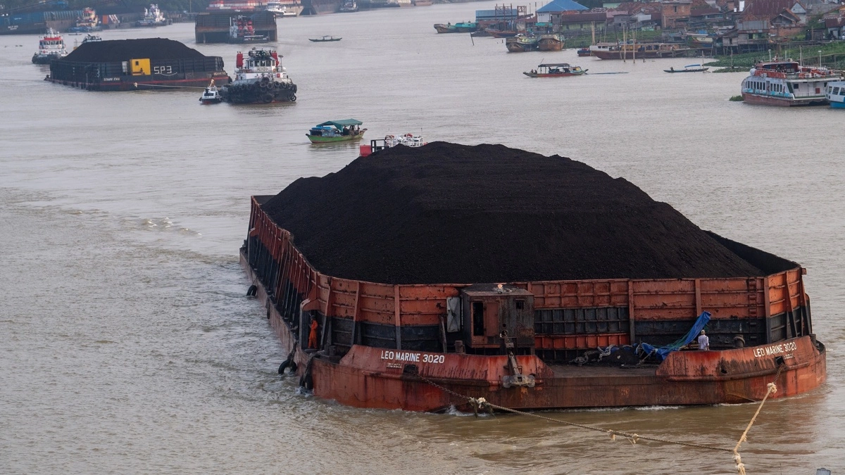 Ilustrasi. Kapal tongkang pengangkut batu bara melintas di Sungai Musi, Palembang, Sumatera Selatan, Selasa (21/7/2026). [ANTARA FOTO/Nova Wahyudi/sgd]