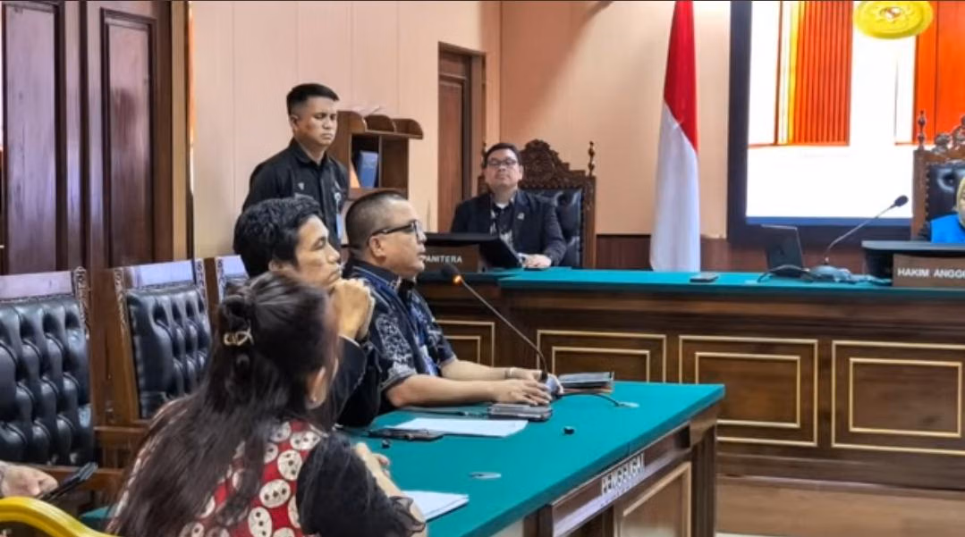 Advokat Denny Indrayana ketika mengikuti sidang di Pengadilan Tata Usaha Negara (PTUN) terkait surat keterangan penyetaraan SMA milik Gibran Rakabuming Raka. (Dokumentasi Istimewa)
