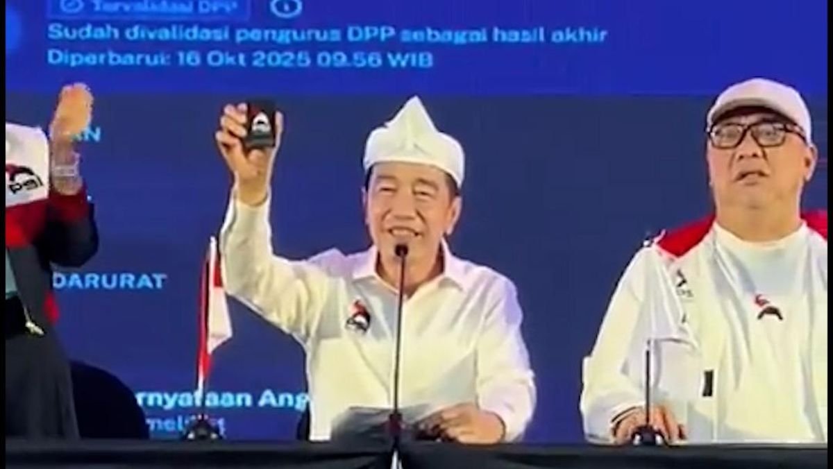 Jokowi Resmi Bergabung dengan PSI, Tunjukkan KTA di Bandung
