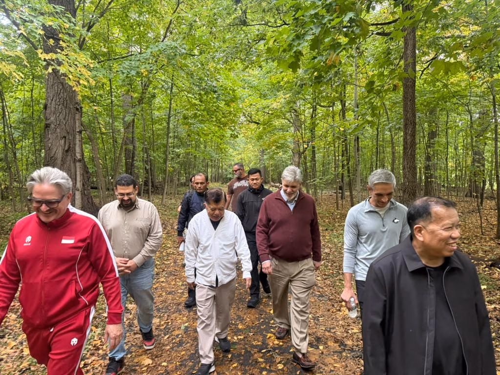 Jusuf Kalla Berolahraga di Hutan DeKalb, Tetap Sehat di Musim Gugur