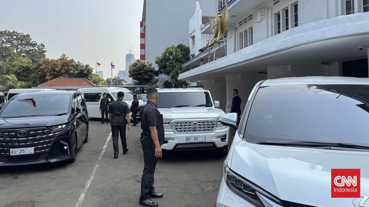 Sugiono Tampil Mengesankan Naik Maung di Acara Sertijab Menko PMK