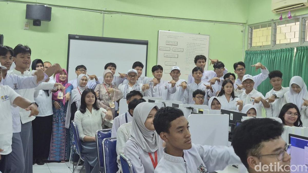 Mendikdasmen bersama murid saat peninjauan ujian ulang TKA di SMAN 68 Jakarta, Jumat (30/10/2026). Foto: Devita Savitri/detikcom