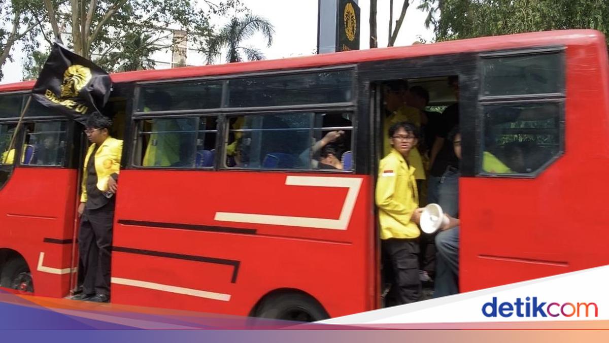 Mahasiswa UI Berangkat ke Bundaran HI untuk Demonstrasi