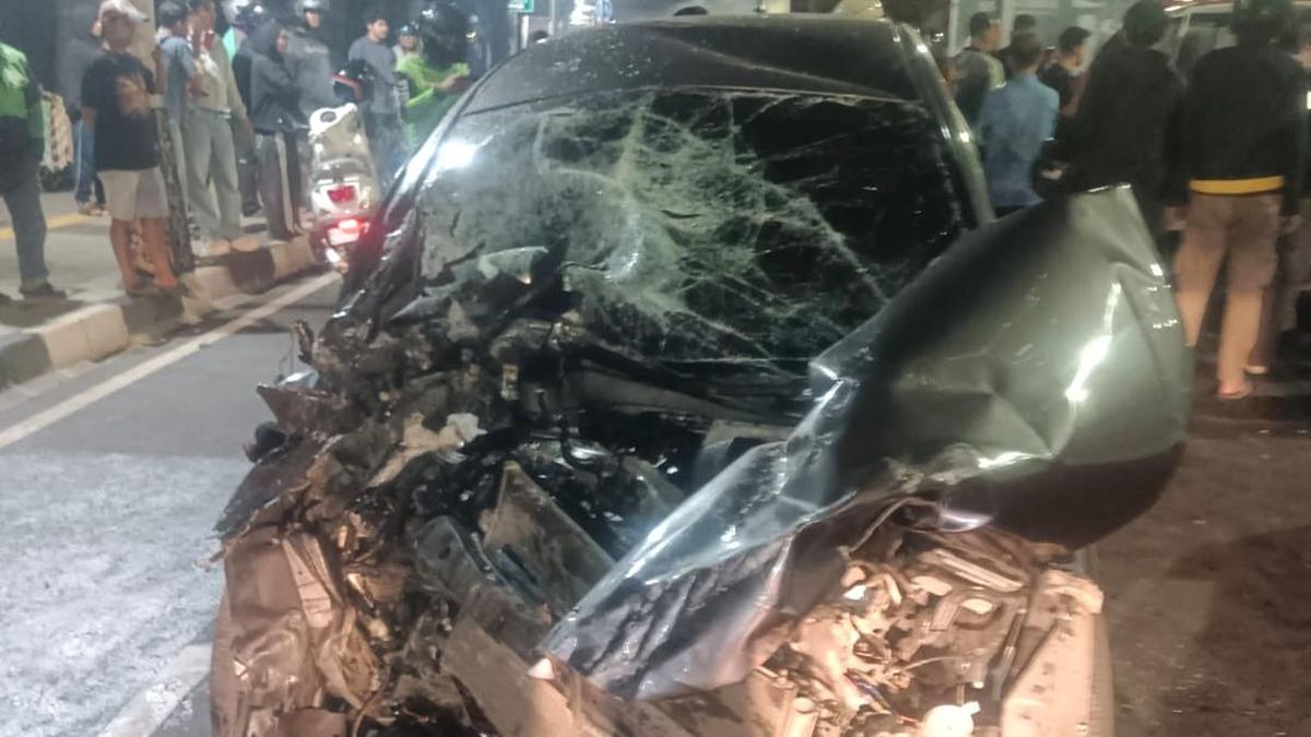 Kecelakaan Tragis di Jakarta Selatan, Mobil Tabrak Pikap Hingga Ringsek