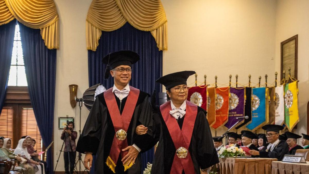 Pasangan Suami Istri Resmi Jadi Guru Besar UGM pada Ulang Tahun Pernikahan ke-25