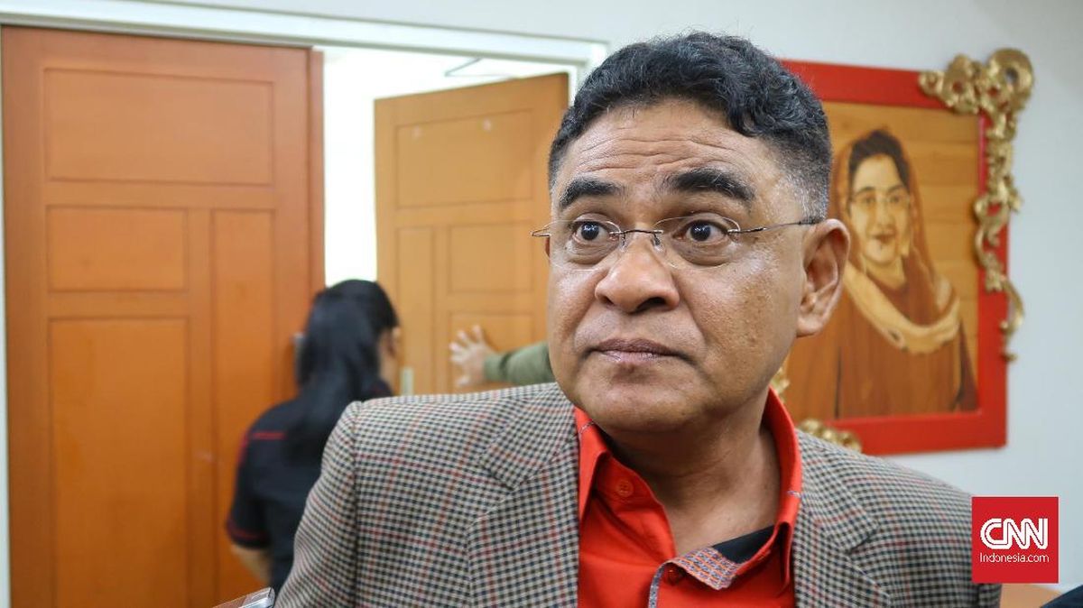 Dewan Pimpinan Pusat (DPP) PDIP merespons putusan kasasi Mahkamah Agung (MA) yang membatalkan surat keterangan (suket) penyeteraan pendidikan SMA Wakil Presiden Gibran Rakabuming, Jumat (30/10). (CNN Indonesia/Abi Sarwanto)