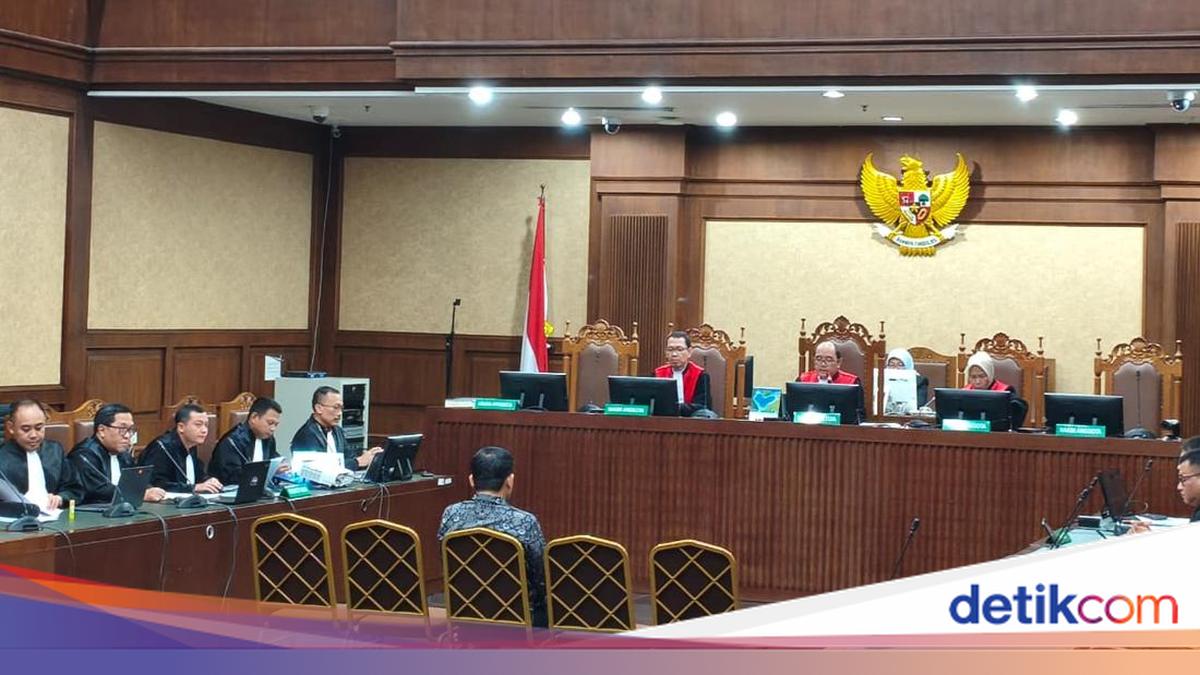 ---
Kepala Seksi Bea Cukai Perintahkan Staf untuk 'Bersih-bersih' Setelah Tahu Dipantau KPK

---