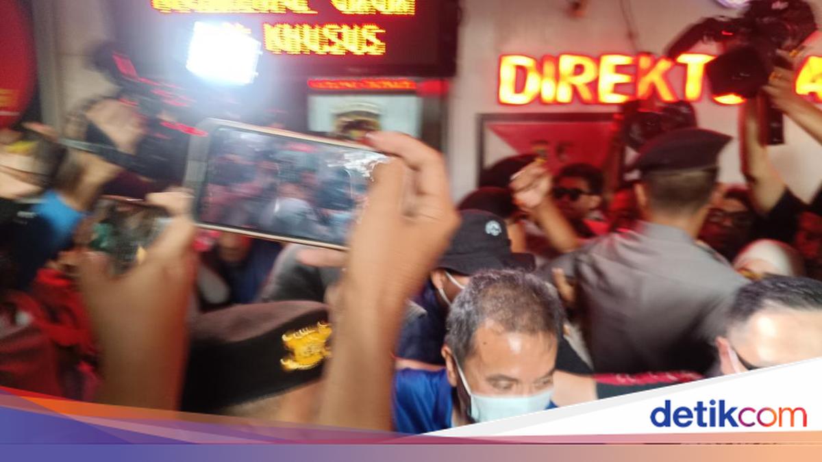 Roy Suryo mengenakan baju biru saat digiring dari Polda Metro Jaya setelah ditangkap. (Rizky Adha/detikcom)