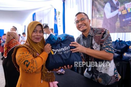 Bank Mandiri Salurkan Ribuan Paket Sembako dalam Rangka Hari Kebangkitan Nasional