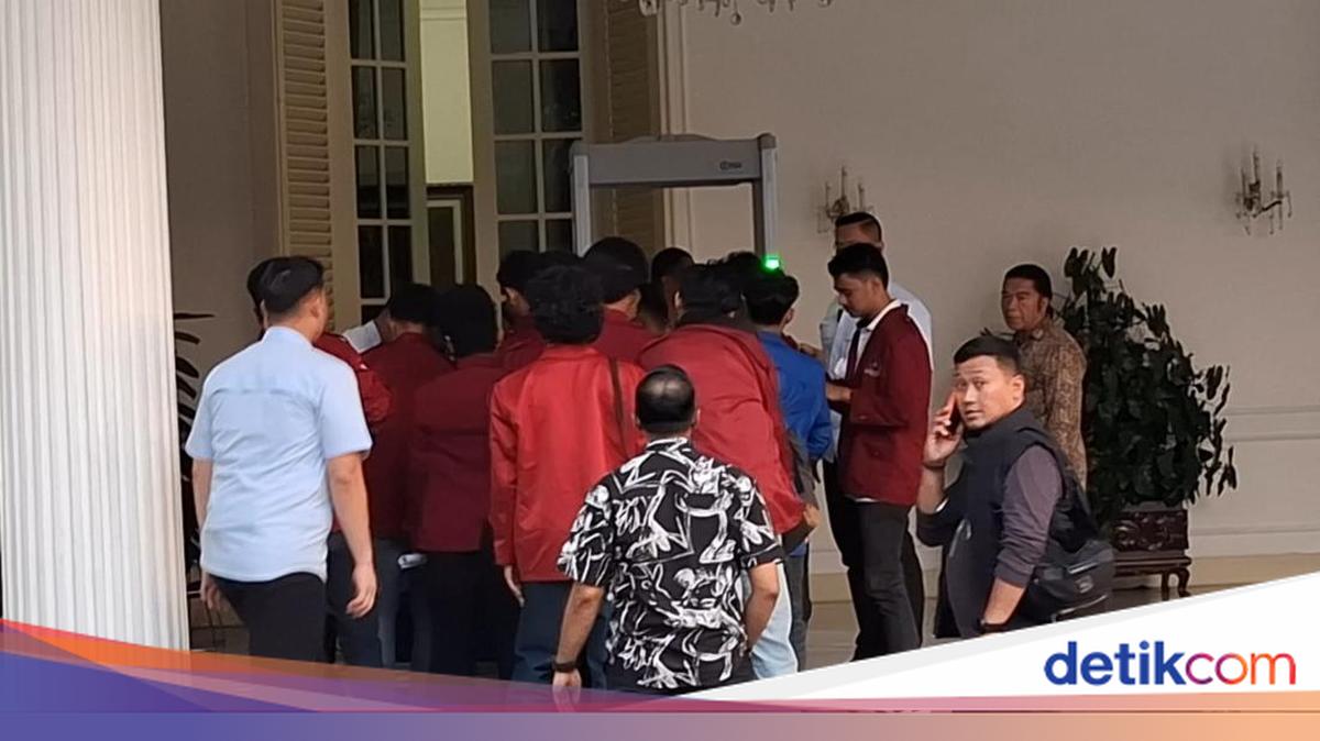 ---
Mahasiswa yang Berunjuk Rasa di Patung Kuda Masuk ke Kantor Wakil Presiden

---