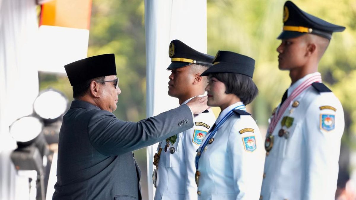 Presiden Prabowo Subianto melantik Pamong Praja Muda IPDN Angkatan XXXIII, menekankan pentingnya mengutamakan kepentingan rakyat di atas kepentingan pribadi. (Dok. Kemendagri)