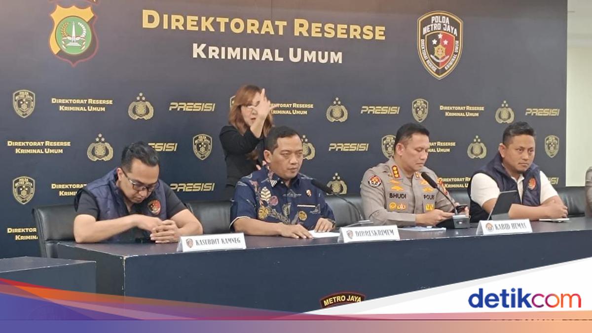 Foto: Dirreskrimum Polda Metro Jaya Kombes Iman Imanuddin menjelaskan penangkapan Roy Suryo dan dr Tifa dalam konferensi pers pada Jumat (19/6/2026) (Rizky AM/detikcom)