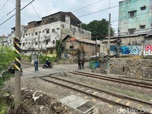 Polisi Temukan Palang Rel Kereta Api di Lokasi Kecelakaan Taksi Green SM dengan KRL
