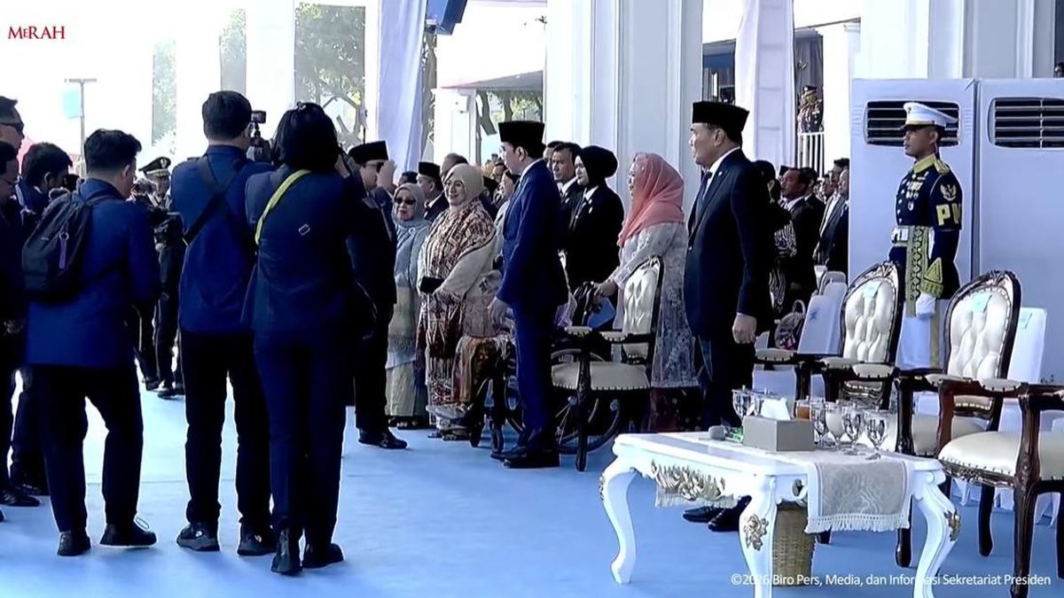 Prabowo Menghormati Jokowi dalam Upacara HUT ke-80 Bhayangkara
