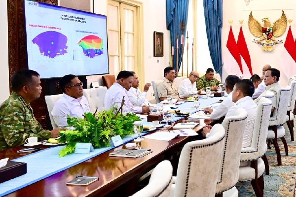 ---
Prabowo Memimpin Rapat Finalisasi Pembangunan Giant Sea Wall

---