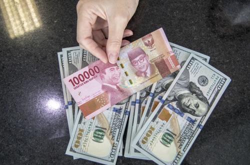 Rupiah Tertekan Menuju Rp 18.000 per Dolar AS