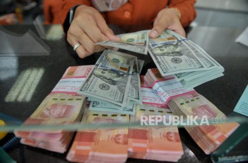 Rupiah Menyentuh Rp17.600 per Dolar AS, Ekonom Ungkap Penyebabnya