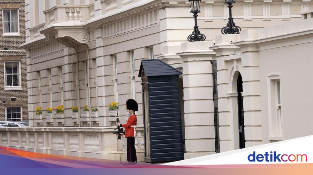 LONDON, UNITED KINGDOM - APRIL 02: A Guardsman Holding His Rifle Outside Clarence House. (Foto: Tim Graham Photo Library via Get/Tim Graham