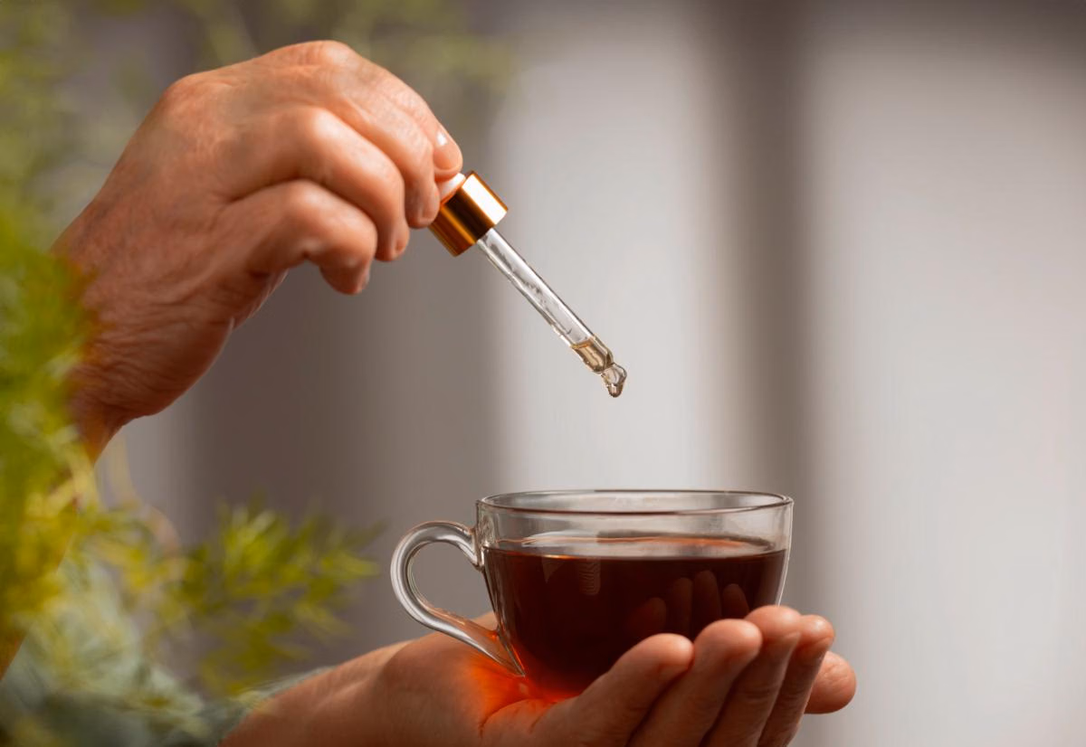 ilustrasi meneteskan produk pemanis stevia ke dalam minuman (magnific.com/magnific)