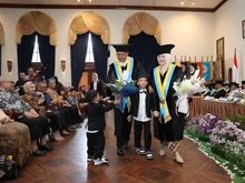 Pasangan Suami-Istri Resmi Menjadi Guru Besar di UGM