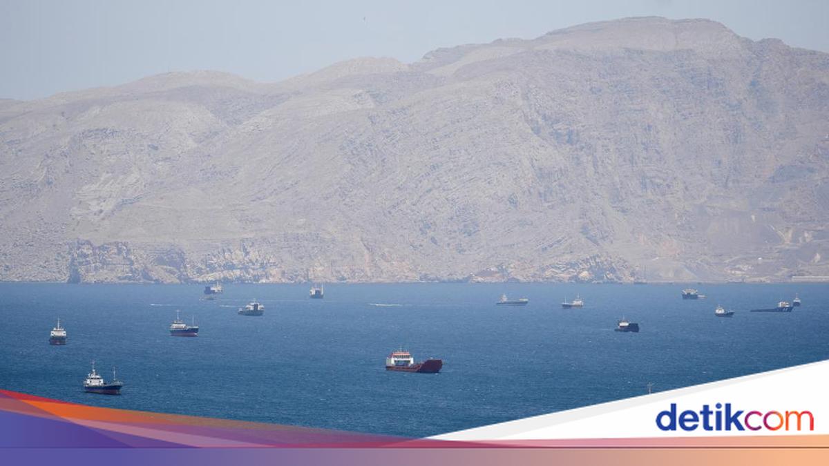 Trump Umumkan AS Akan Membantu Pembebasan Kapal di Selat Hormuz