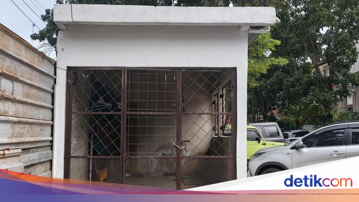 ---
Bangunan Garasi di Trotoar Jalan Ambon Bandung Dibongkar oleh Satpol PP

---