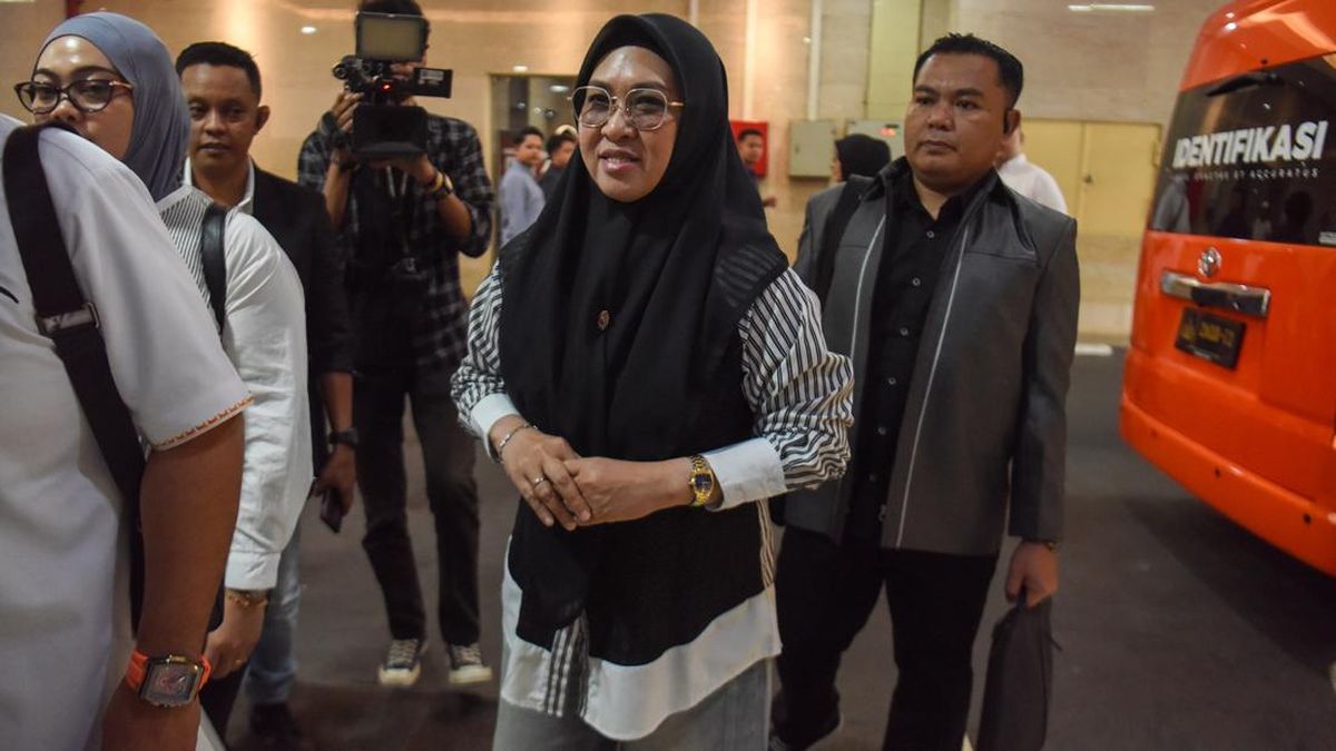 Bupati Gowa Sitti Husniah Talenrang (tengah) berjalan menuju ruang pemeriksaan saat tiba di Gedung Bareskrim Polri, Jakarta, Kamis (1/10/2026). (ANTARA FOTO/Indrianto Eko Suwarso).
