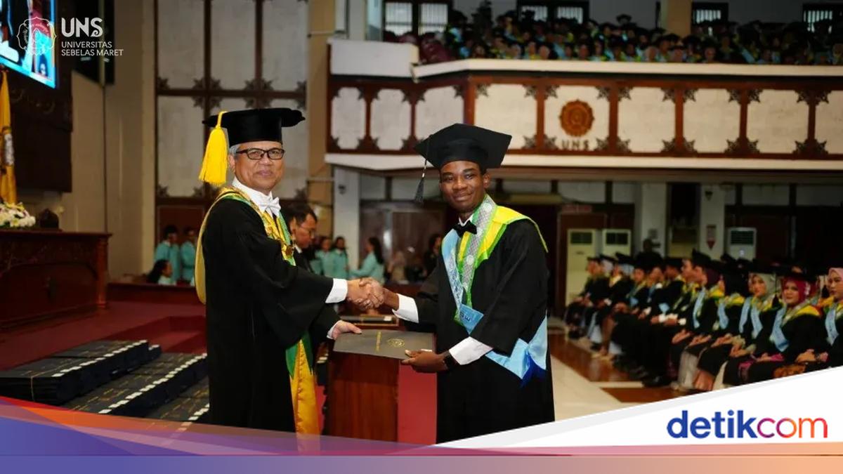 Kisah Inspiratif Wisudawan Nigeria di UNS yang Menguasai Bahasa Jawa